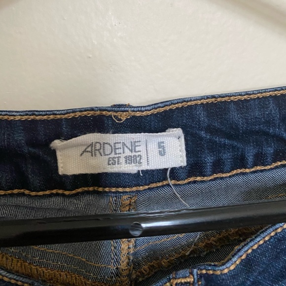 Short shorts - Picture 2 of 3